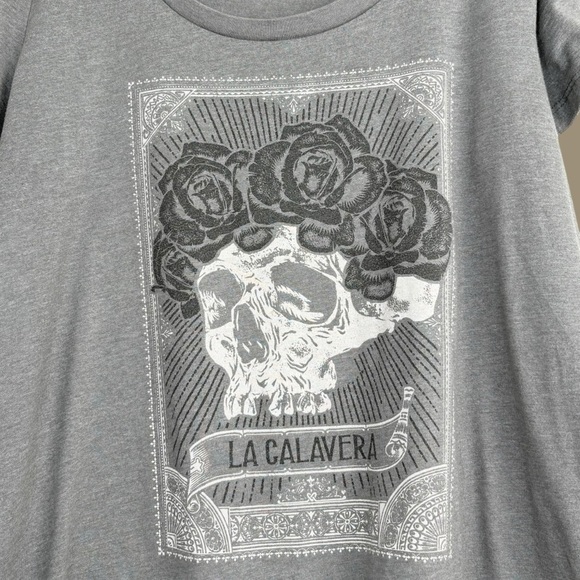 Torrid Graphic Tee Sz 0 La Calavera Skull Rose Gray Dia de los Muertos Goth - Picture 2 of 7